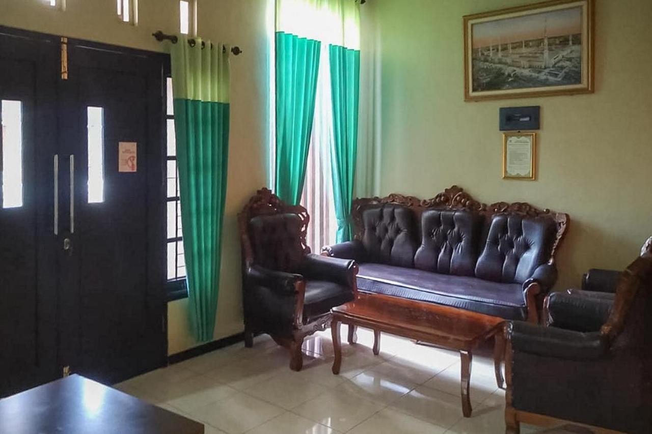 Baitussafar Ummi 1 Syariah Hotel Malang Exterior foto